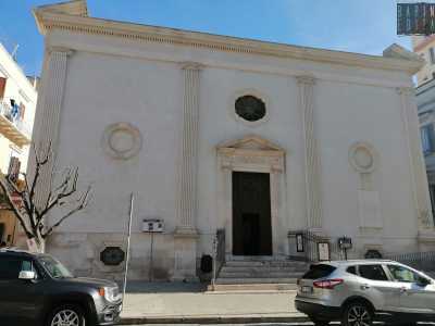 ...risulta inoltre puntellata da tre oculi: quelli laterali sono ciechi, mentre l�apertura centrale sormonta l�ingresso, a sua volta posto in cima a una piccola scalinata